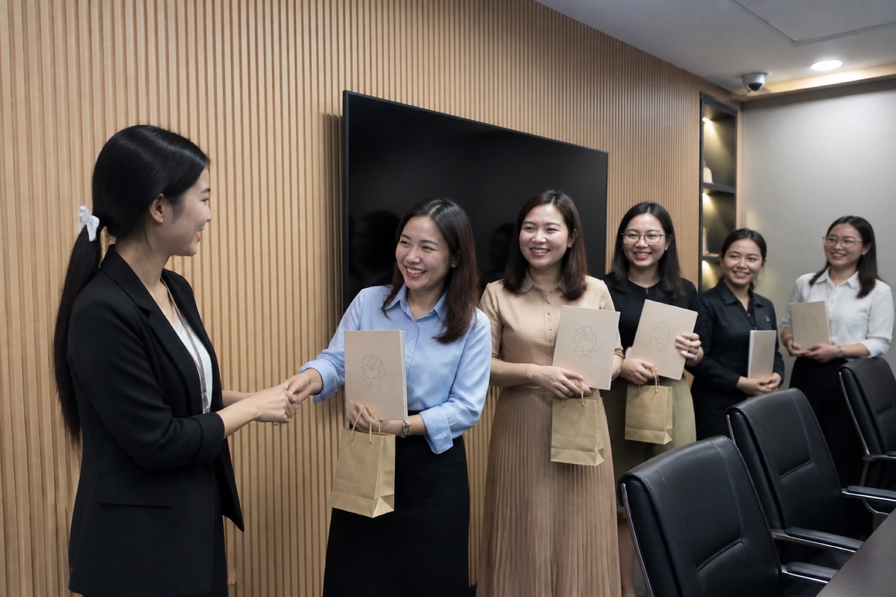 Nhận giáo trình và quà tặng cuối buổi