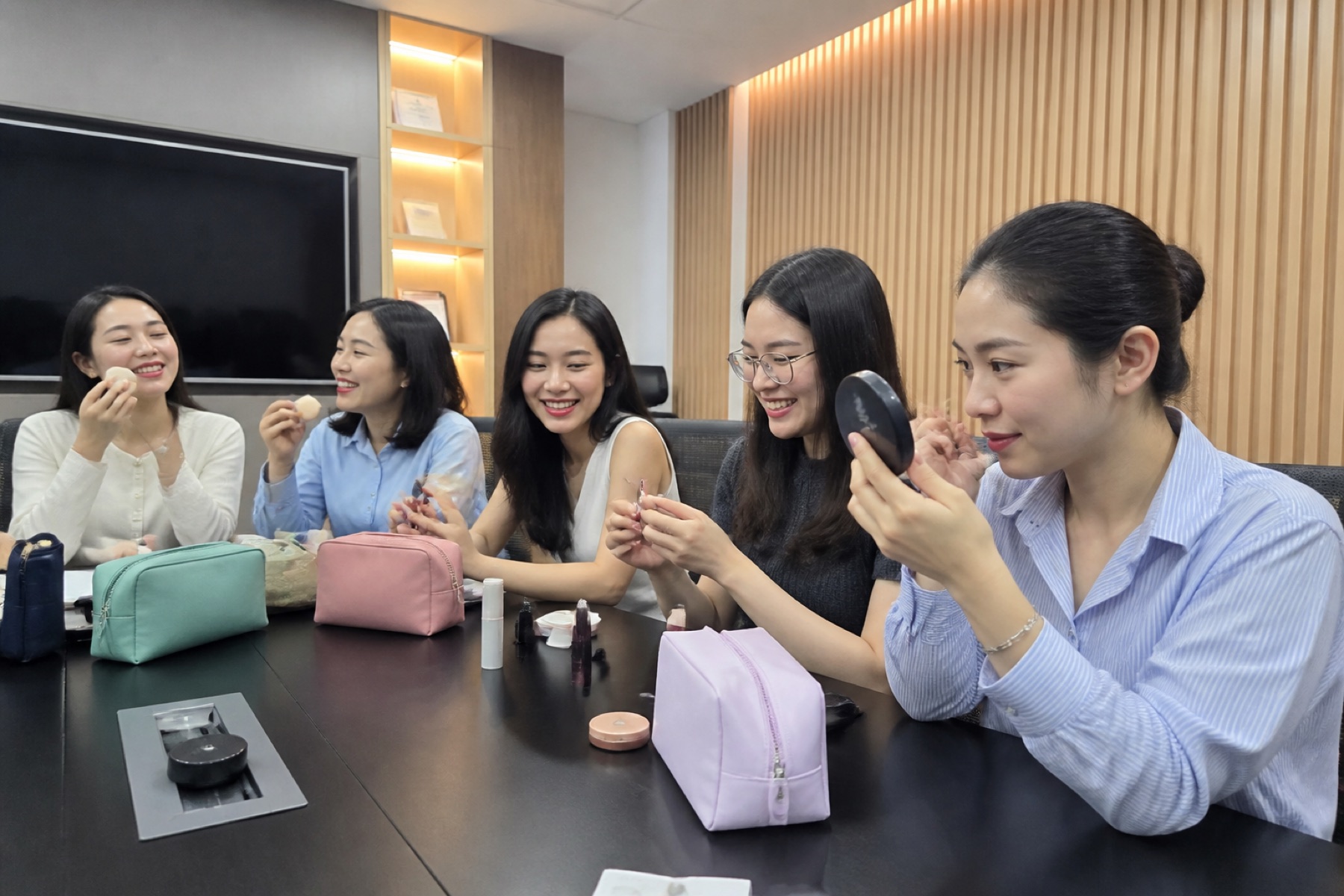 Học viên thực hành makeup tại workshop doanh nghiệp