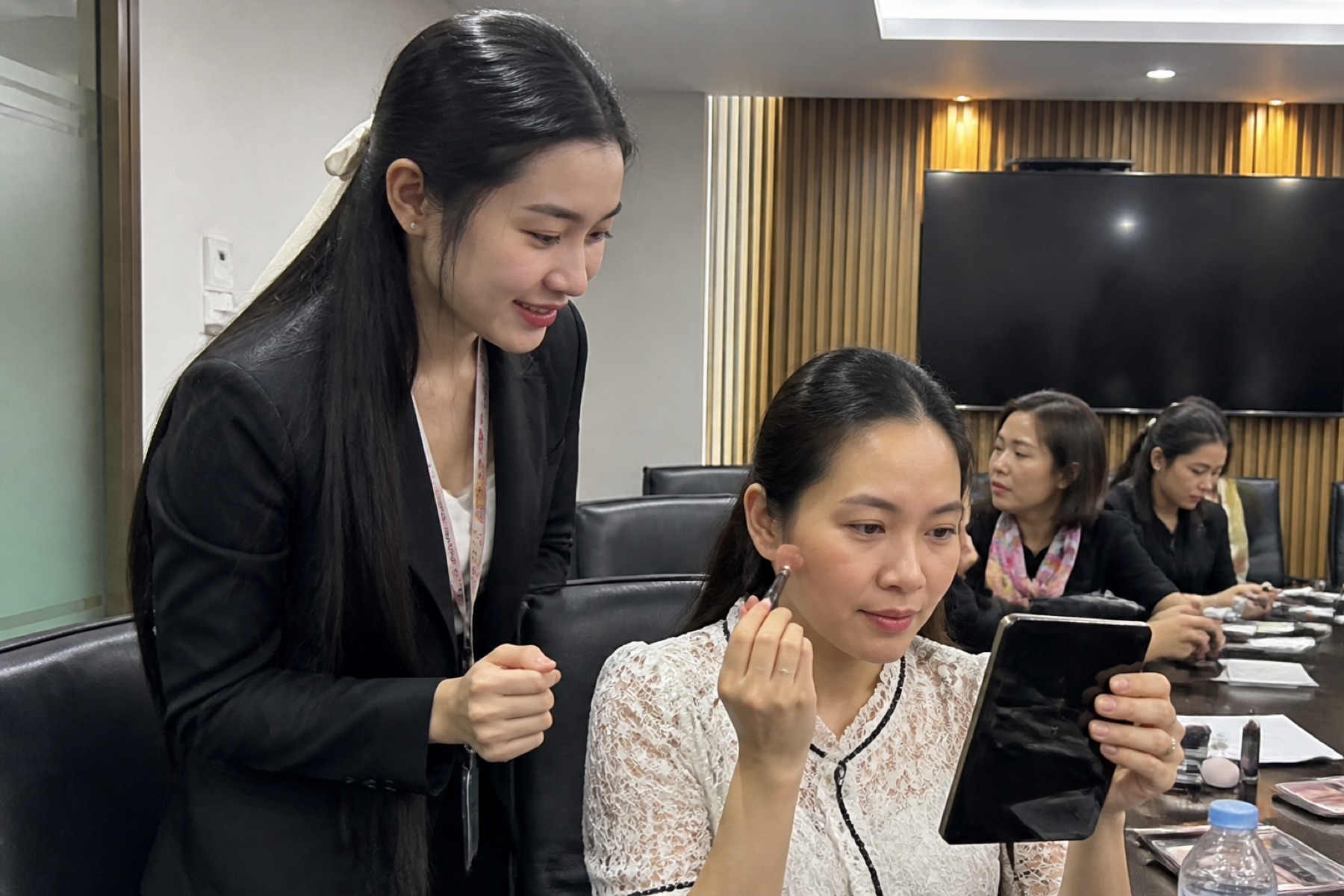 Giảng viên chỉnh tay từng học viên trong workshop