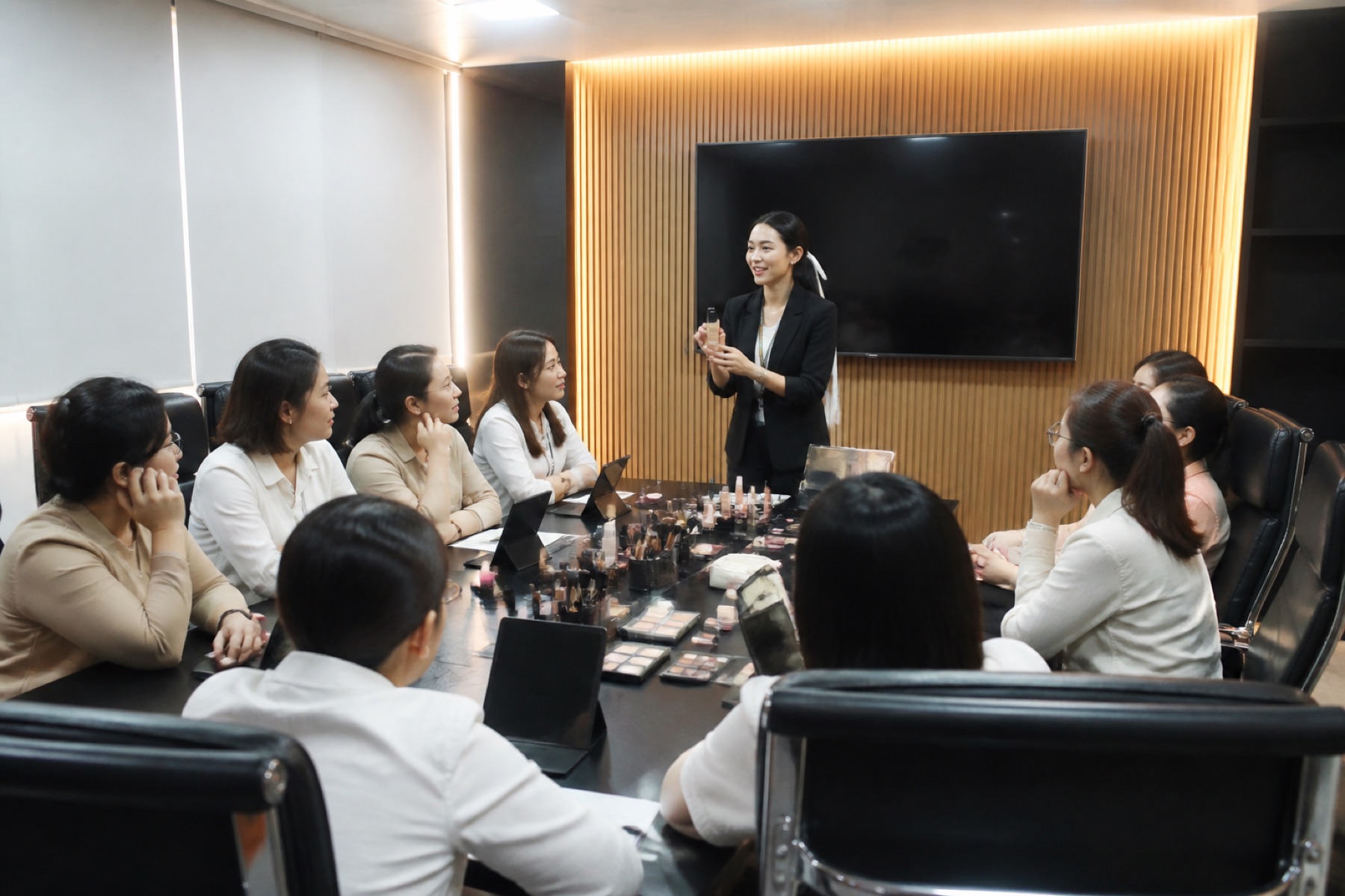Giảng viên Cáo MakeUp hướng dẫn workshop makeup cá nhân cho nhân viên văn phòng tại phòng họp doanh nghiệp