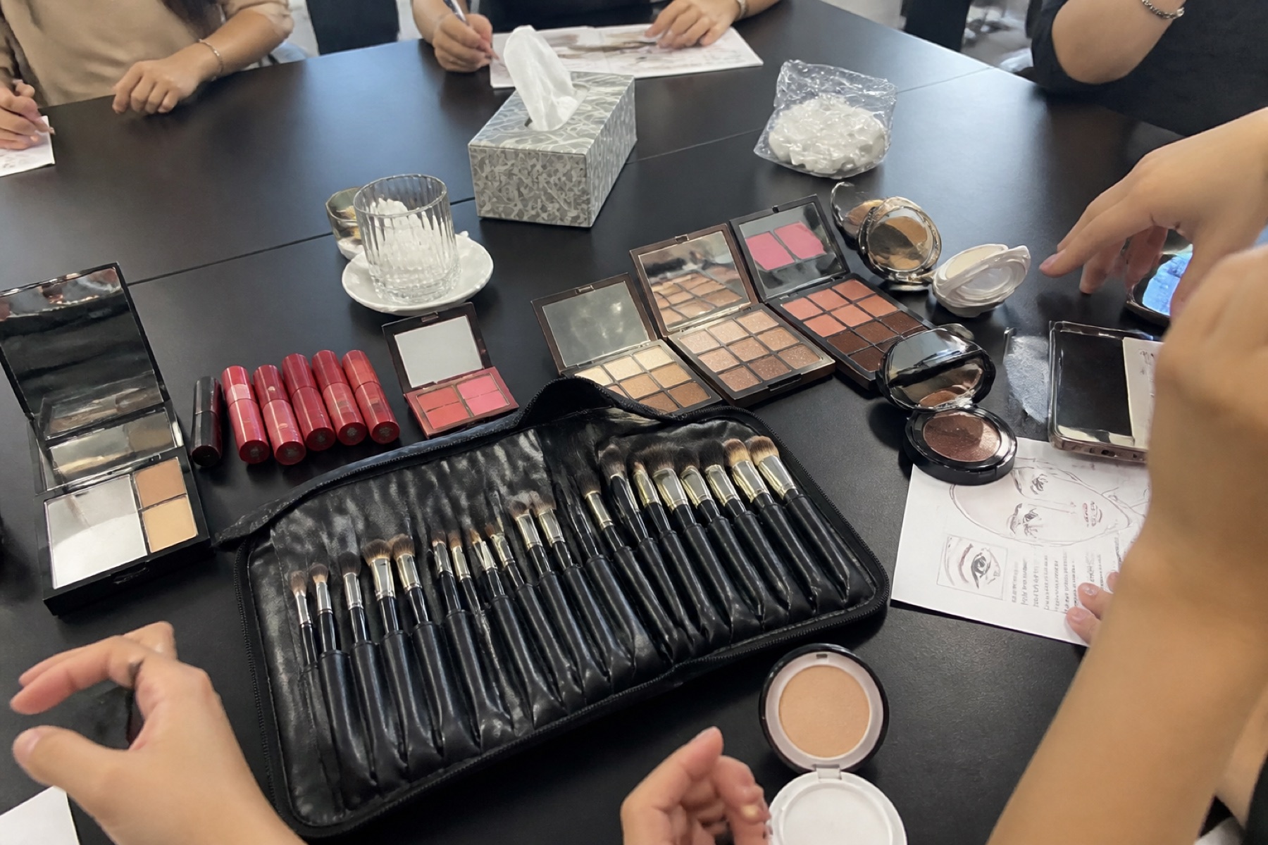 Bộ dụng cụ makeup chuyên nghiệp Cáo mang tới workshop