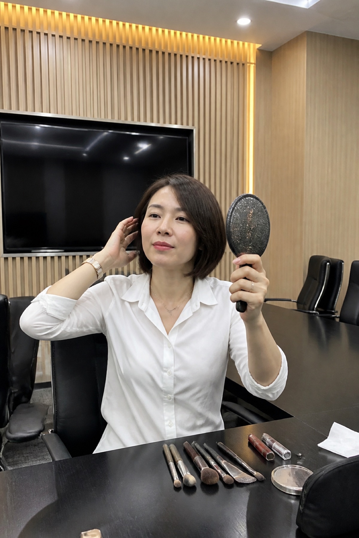 Học viên kiểm tra look hoàn thiện trong gương